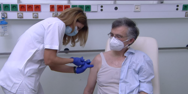 Τσιόδρας μετά τον εμβολιασμό: “Δεν είναι το τέλος ακόμα. Να είμαστε προσεκτικοί”