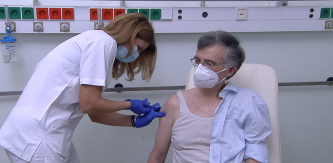 Τσιόδρας μετά τον εμβολιασμό: “Δεν είναι το τέλος ακόμα. Να είμαστε προσεκτικοί”