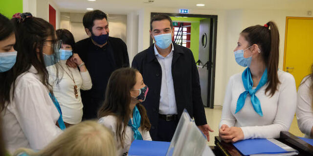 Τα κάλαντα και το… bella ciao των παιδιών της Κιβωτού του Κόσμου στον Αλέξη Τσίπρα