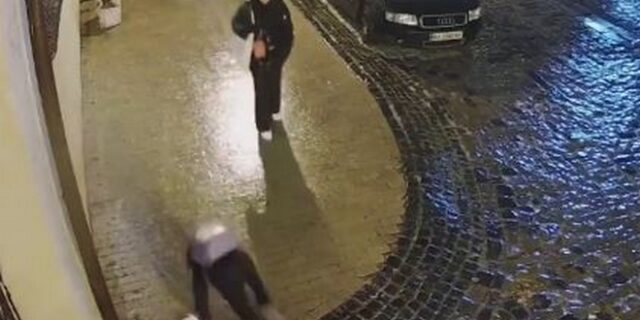 Βίντεο: Οι απέλπιδες προσπάθειες μιας γυναίκας να σταθεί όρθια στο παγωμένο πεζοδρόμιο