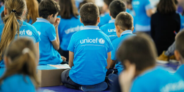 UNICEF: Να εμβολιαστούν για τον κορονοϊό κατά προτεραιότητα οι εκπαιδευτικοί