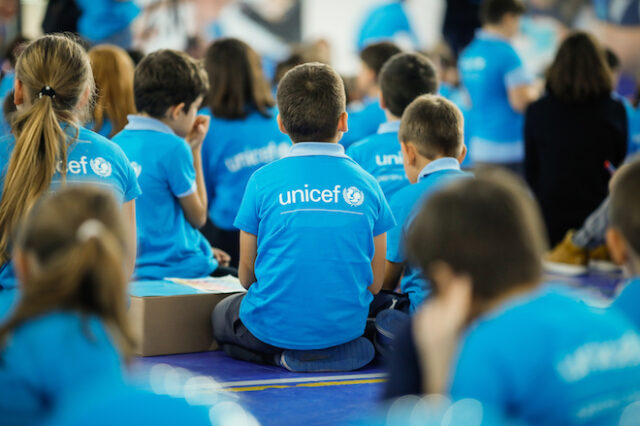 UNICEF: Να εμβολιαστούν για τον κορονοϊό κατά προτεραιότητα οι εκπαιδευτικοί