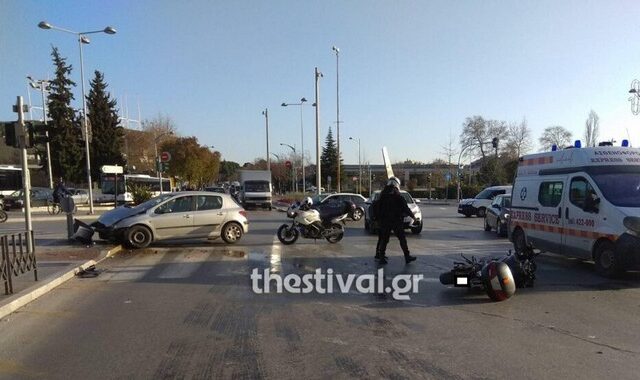 Θεσσαλονίκη: Σύγκρουση μοτοσικλέτας με ΙΧ στο κέντρο της πόλης – Ένας τραυματίας