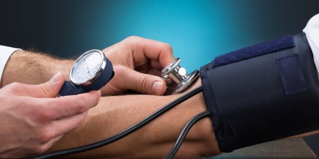 Γιατί πρέπει να μετράμε την πίεση και από τα δύο χέρια – Η ένδειξη που χτυπά “καμπανάκι”
