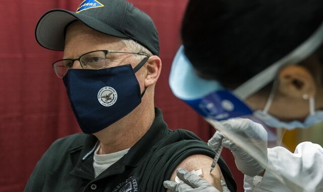 ΗΠΑ: Εμβολιάστηκε on camera ο υπουργός Άμυνας