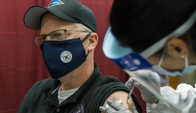ΗΠΑ: Εμβολιάστηκε on camera ο υπουργός Άμυνας