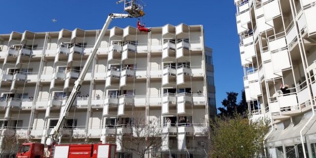 Άγιος Βασίλης έρχεται από τον… γερανό: Δώρα στο νοσοκομείο Ηρακλείου