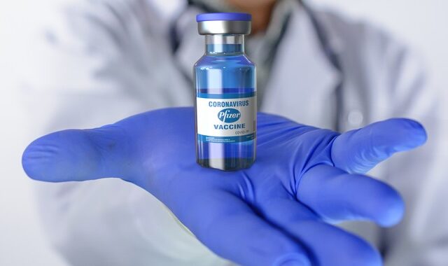 Επιστήμονες FDA: Ασφαλές και αποτελεσματικό το εμβόλιο της Pfizer