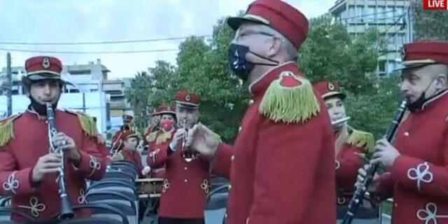 Η φιλαρμονική Χαλανδρίου είπε τα κάλαντα από την οροφή λεωφορείου