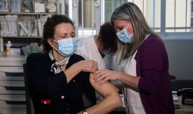 Θεσσαλονίκη: Ξεκίνησαν οι εμβολιασμοί στο ΑΧΕΠΑ
