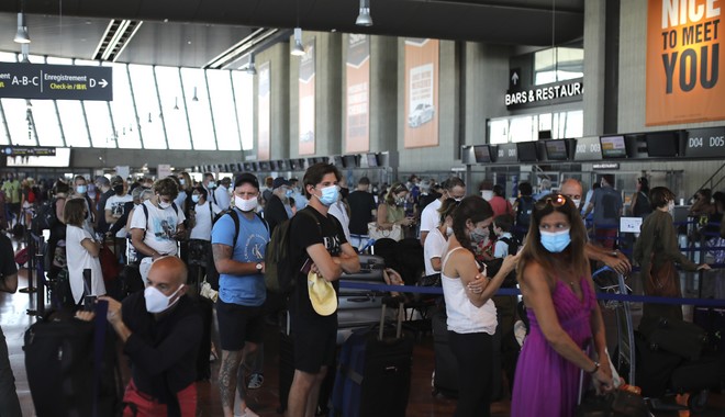 Γερμανία: Σε ράντζα του αεροδρομίου της Στουτγκάρδης οι Βρετανοί ταξιδιώτες