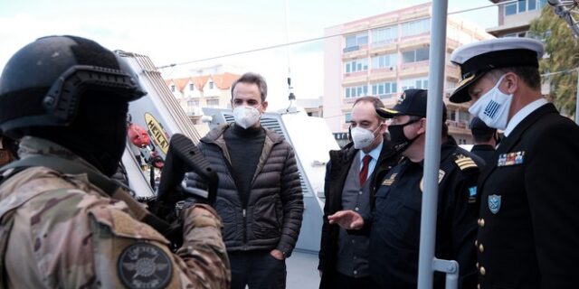 Στη Λέσβο ο Μητσοτάκης: Το ευχαριστώ σε Ένοπλες Δυνάμεις, Λιμενικό και Αστυνομία