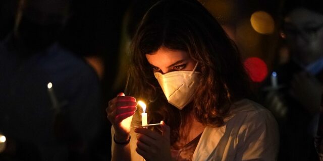 Χριστούγεννα στην εποχή του κορονοιού – Πρωτόγνωρες εικόνες από την Ελλάδα και τον κόσμο