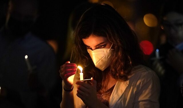 Χριστούγεννα στην εποχή του κορονοιού – Πρωτόγνωρες εικόνες από την Ελλάδα και τον κόσμο