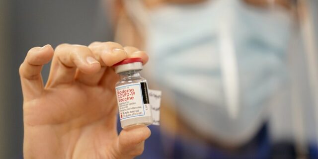 ΕΕ: Αγοράζει άλλες 100 εκατ. δόσεις του εμβολίου των Pfizer/BioNTech