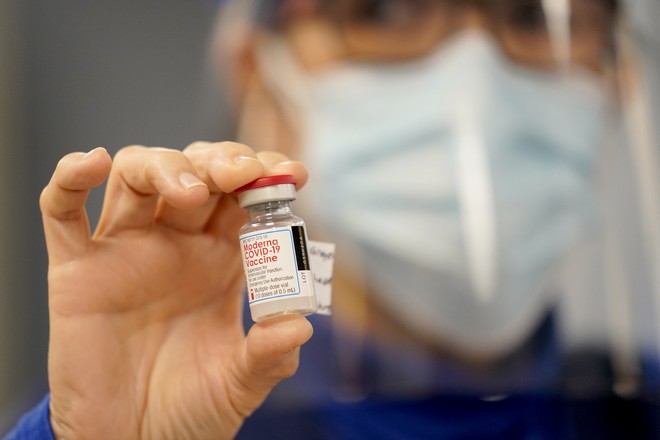ΕΕ: Αγοράζει άλλες 100 εκατ. δόσεις του εμβολίου των Pfizer/BioNTech