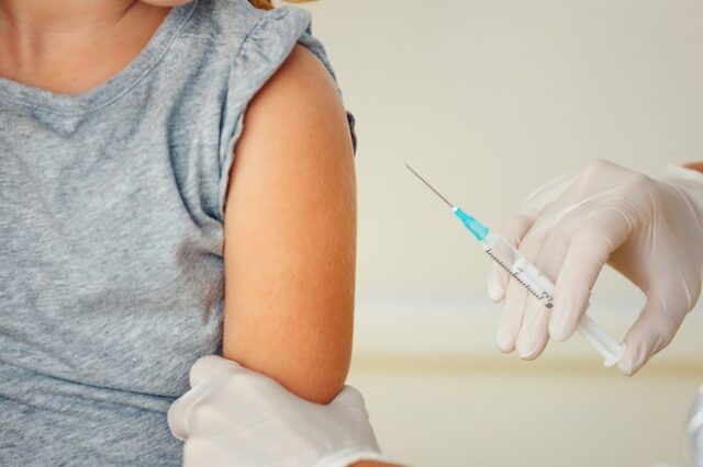 Μόσιαλος: Γιατί τα παιδιά δεν θα έχουν προτεραιότητα στον εμβολιασμό