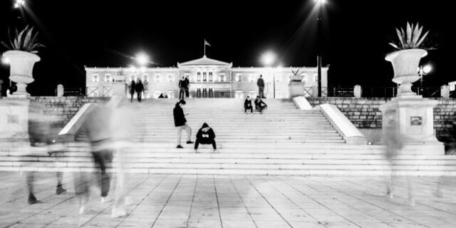 Μπορούν να ψηφιστούν 113 νομοσχέδια σε 12 μήνες… δημοκρατικά;