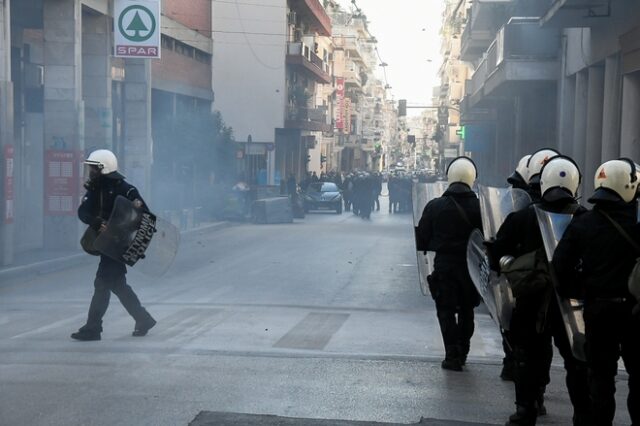 Πάτρα: Ένταση και χημικά σε συγκέντρωση για τον Κουφοντίνα