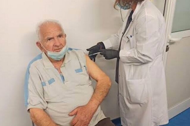 Ρόδος: Εμβολιάστηκε ο τελευταίος επιζών Δωδεκανήσιος Ιερολοχίτης