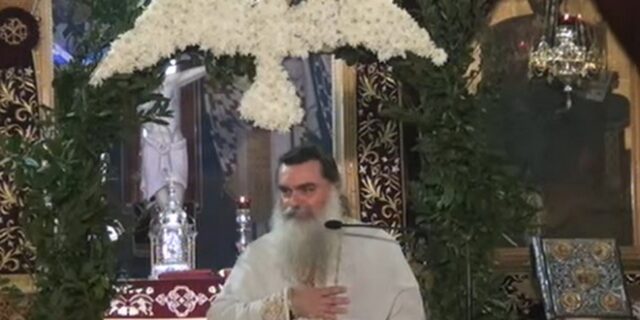 Αγρίνιο: Ιερέας κοινωνεί από την ίδια λαβίδα με ασθενείς κορονοϊού