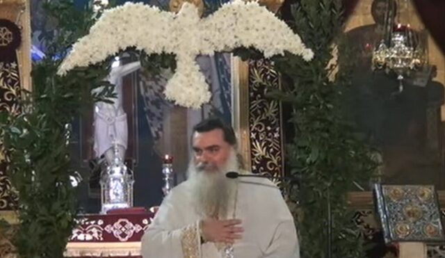 Αγρίνιο: Ιερέας κοινωνεί από την ίδια λαβίδα με ασθενείς κορονοϊού
