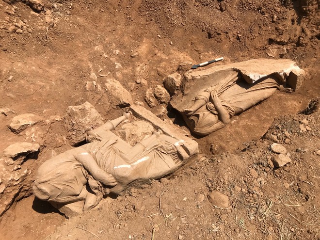 Παιανία: Ανακαλύφθηκε επιτύμβιο μνημείο με δύο γυναικείες μορφές