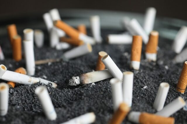 Κορονοϊός: Μεγαλύτερο κίνδυνο θανάτου διατρέχουν οι  μακροχρόνιοι καπνιστές