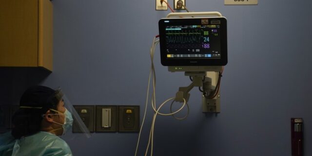 ΗΠΑ: Δεκάδες ρυμουλκά ψυγεία για τα θύματα του κορονοϊού