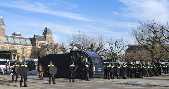 Ολλανδία: Η αστυνομία διέλυσε διαμαρτυρία κατά του lockdown – 30 συλλήψεις