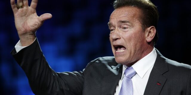 Ο Σβαρτσενέγκερ “δίκασε” τον Τραμπ, κρατώντας το σπαθί του Κόναν