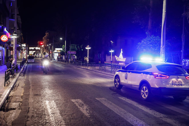 Σφαίρα χτύπησε ταξί στο Μενίδι – Γλίτωσαν από θαύμα οδηγός και επιβάτης