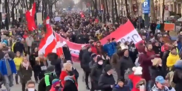 Αυστρία: Χιλιάδες πολίτες διαδήλωσαν κατά του lockdown
