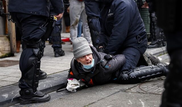 Κορονοϊός: Βίαιες προσαγωγές στις Βρυξέλλες για την αποτροπή διαδηλώσεων κατά των μέτρων