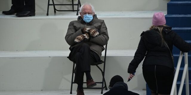 Ορκωμοσία Μπάιντεν: Τα πλεχτά γάντια, η τεράστια φούστα και μία Βίβλος- Όλα τα περίεργα που είδαμε