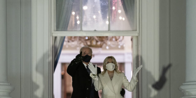 Οι πρώτες ώρες του Τζο Μπάιντεν στο Οβάλ Γραφείο