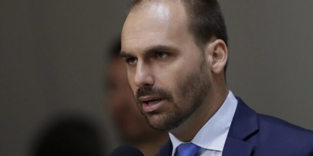 Βραζιλία: Ο γιος του Μπολσονάρου καταδικάστηκε να αποζημιώσει δημοσιογράφο για “προσβολή τιμής”