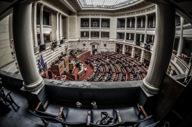 Βουλή: Ψηφίστηκε το νέο πλαίσιο για τις δημόσιες συμβάσεις