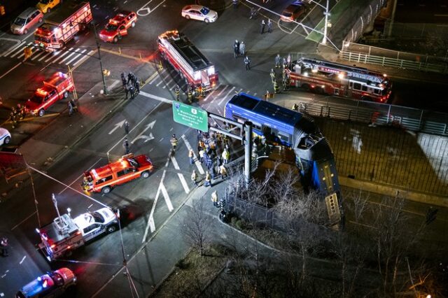 Νέα Υόρκη-Συγκλονιστικά καρέ: Λεωφορείο κρεμάστηκε από διάβαση πεζών