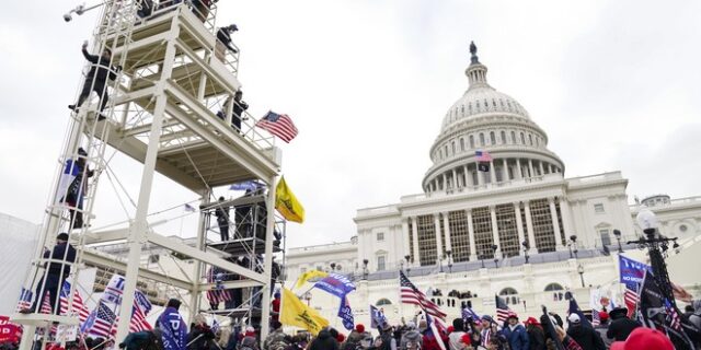 Επίθεση στο Καπιτώλιο: Το FBI είχε προειδοποιήσει για “πόλεμο” στην Ουάσινγκτον