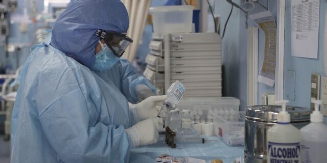 Κορονοϊός: Ελπίδες από 3 θεραπείες, όμως το εμβόλιο εξασφαλίζει μεγαλύτερη θωράκιση