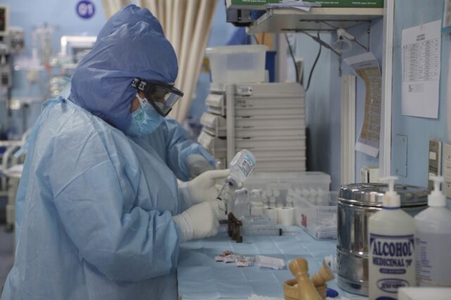Κορονοϊός: Ελπίδες από 3 θεραπείες, όμως το εμβόλιο εξασφαλίζει μεγαλύτερη θωράκιση