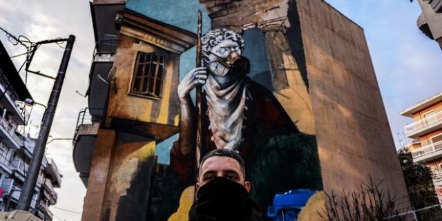 Μια τοιχογραφία 15 μέτρων στη Δράμα “μιλά” για την εποχή του κορονοϊού