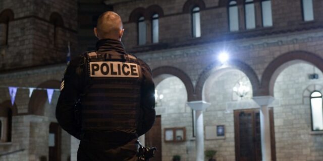 Θεοφάνια: Ήπια αστυνόμευση έξω από εκκλησίες για την τήρηση των μέτρων