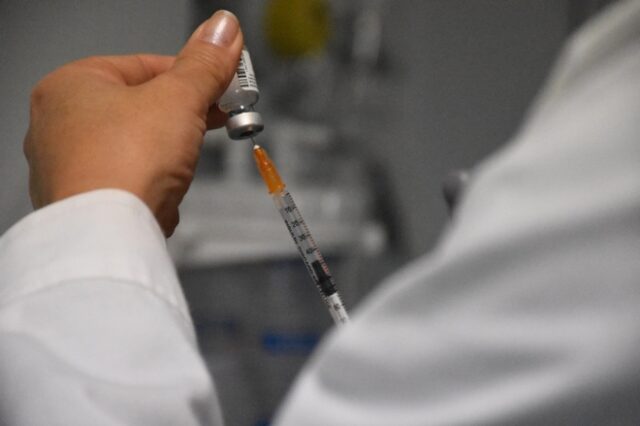 ΕΚΠΑ: Τα οφέλη του εμβολιασμού υπερτερούν έναντι των σπάνιων αλλεργικών αντιδράσεων