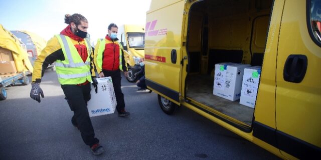 Τρίκαλα: Παραδόθηκανστο νοσοκομείο οι πρώτες δόσεις εμβολίων