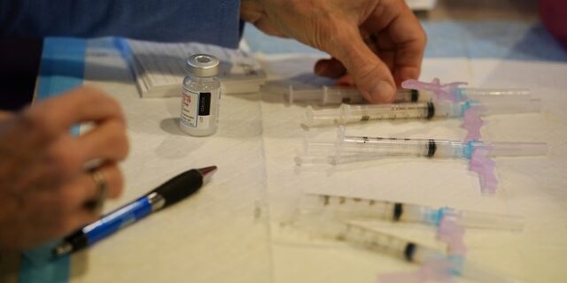 Παράνοια στις ΗΠΑ: Έβγαζε εμβόλια από το ψυγείο για να χαλάσουν