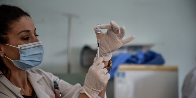 Εμβολιασμοί: Από Μάιο τα ραντεβού των 40άρηδων – Το χρονοδιάγραμμα για τις ηλικίες