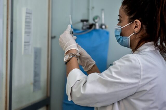Εμβολιασμοί κορονοϊού: Επί ποδός το υπουργείο Υγείας λόγω της κακοκαιρίας Μήδεια