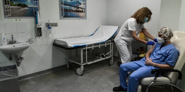 Πλεύρης: Άρση της αναστολής για όσους υγειονομικούς εμβολιαστούν ακόμη και με μια δόση